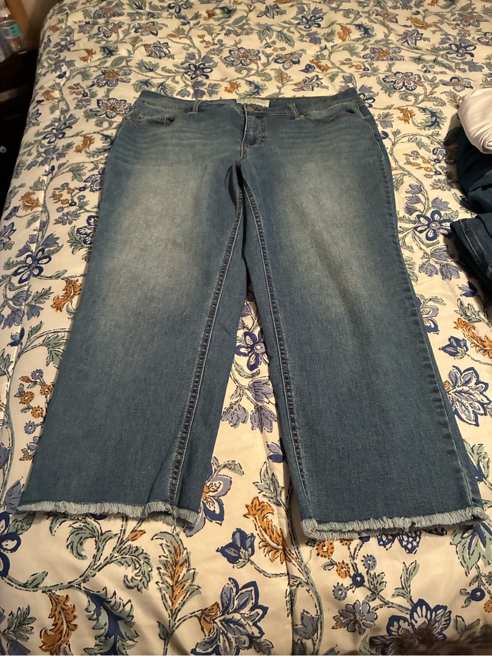 Mid-Rise Cropped Blue Denim Jeans with Frayed Hem